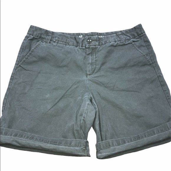 Gap size 8 boyfriend roll up olive green shorts - Picture 1 of 4